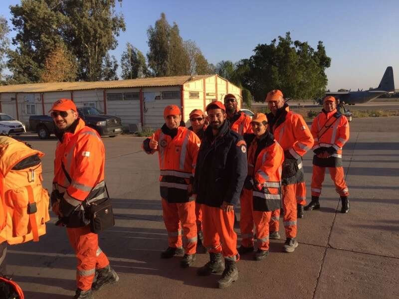 הכבאים שנחתו מקפריסין עם נחיתתם בישראל // צילום: דוברות כבאות והצלה